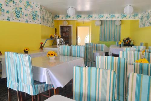 a dining room with a table and chairs at Hotel Brisa dos Abrolhos in Alcobaça