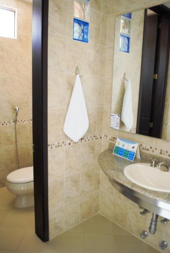 a bathroom with a sink and a toilet at Hotel Casa Santa Monica Norte in Cali