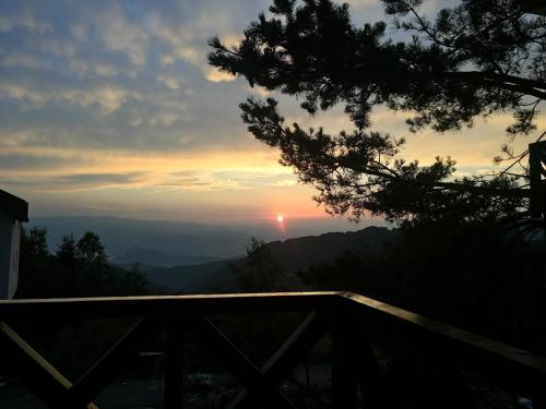 a sunset in the mountains with the sun setting at Apartman Dragana Kopaonik in Kopaonik