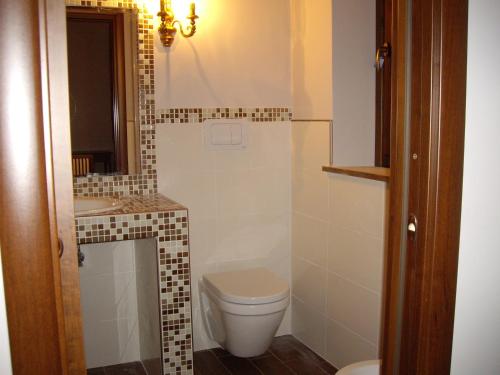 a bathroom with a toilet and a sink at Agriturismo Il Borgo Degli Ulivi in Roseto degli Abruzzi