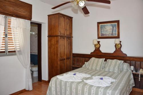 A bed or beds in a room at Hotel Alemán