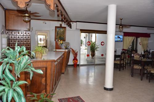 uma sala de estar com plantas e uma sala de jantar em Hotel Alemán em Gualeguaychú