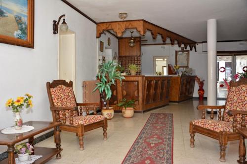 a living room with chairs and a table at Hotel Alemán in Gualeguaychú