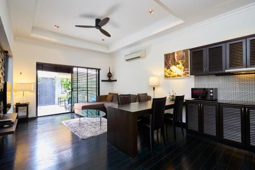 a kitchen and living room with a table and chairs at VIEW TALAY VILLAs POOL 60, JOMTIEN BEACH, PATTAYA in Jomtien Beach