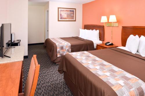 Un pat sau paturi într-o cameră la Americas Best Value Inn Sullivan