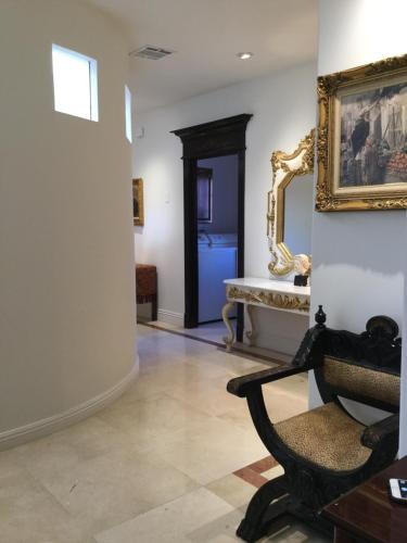 Entire Second Flr - Santa Monica Luxury Roman Villa photo 51