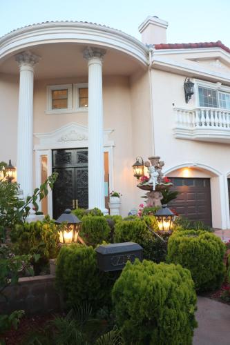 Entire Second Flr - Santa Monica Luxury Roman Villa photo 22