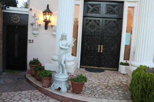 Entire Second Flr - Santa Monica Luxury Roman Villa photo 29