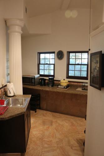 Entire Second Flr - Santa Monica Luxury Roman Villa photo 50