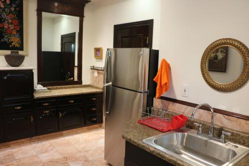 Entire Second Flr - Santa Monica Luxury Roman Villa photo 65