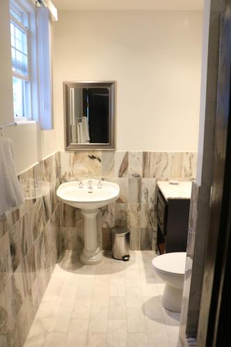 Entire Second Flr - Santa Monica Luxury Roman Villa photo 54