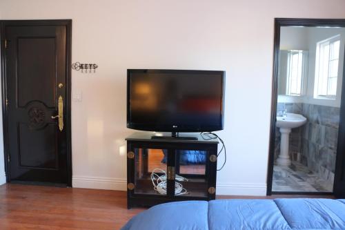 Entire Second Flr - Santa Monica Luxury Roman Villa photo 62