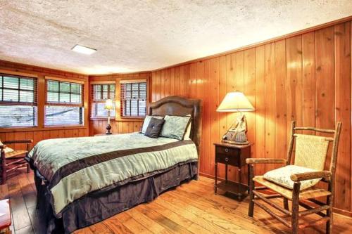 加特林堡的住宿－The Fish House，一间卧室配有一张床、一把椅子和一盏灯