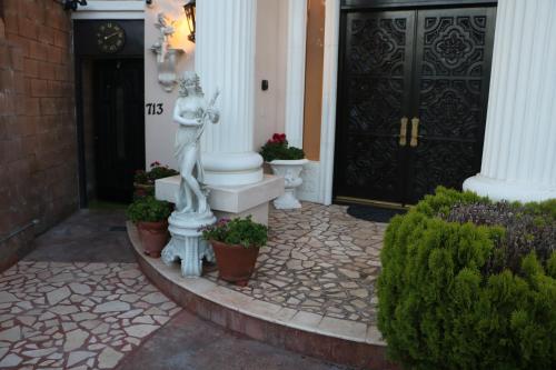 Entire Second Flr - Santa Monica Luxury Roman Villa photo 20