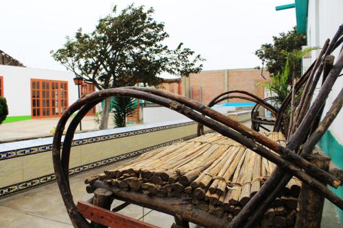 a wooden bench sitting on top of a balcony at La Casa de Algodon in Huacho