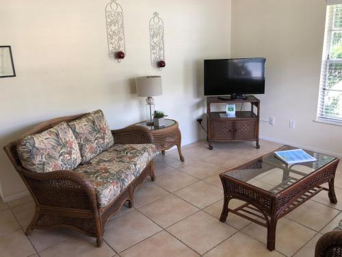 Una televisión o centro de entretenimiento en Addy's Villas