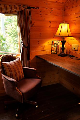 a desk with a lamp and a chair in a room at YU・CABIN in Inawashiro