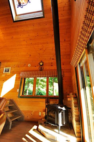 a living room with a stove in a cabin at YU・CABIN in Inawashiro