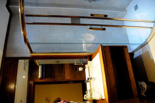a room with a glass ceiling and a mirror at Hotel Veneto De Vigan in Vigan