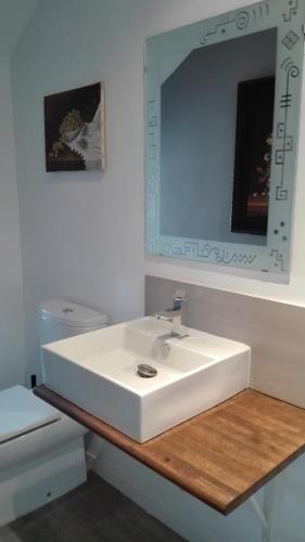 a bathroom with a white sink and a mirror at TOLETUM low cost LOFTS diáfanos o 2dormitorios PARKING Municipal Gratis al aire libre a 100m in Toledo