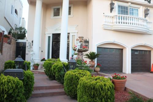 Entire Second Flr - Santa Monica Luxury Roman Villa photo 18