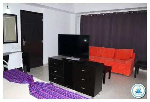 A television and/or entertainment centre at Hotel Parque Marimba