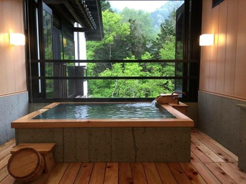 旅館から撮影された、または一般的な山の景色