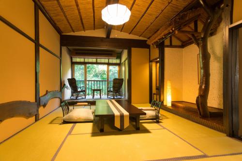 日光市にある本家伴久の部屋にテーブルと椅子がある部屋