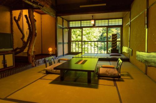 本家伴久にあるテレビまたはエンターテインメントセンター