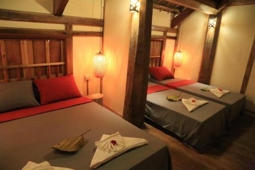 a room with two beds in a room at Puluong Home in Pu Luong