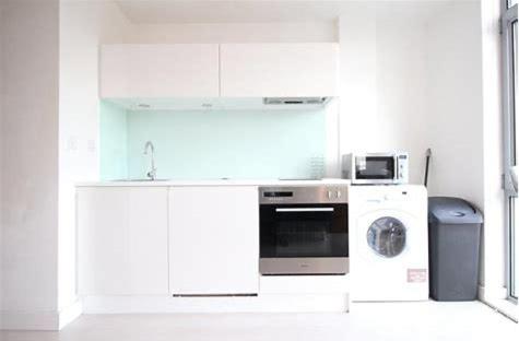 een witte keuken met een fornuis en een vaatwasser bij Serviced Apartments Leeds in Leeds