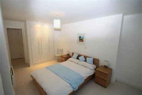 een slaapkamer met een bed in een witte kamer bij Serviced Apartments Leeds in Leeds