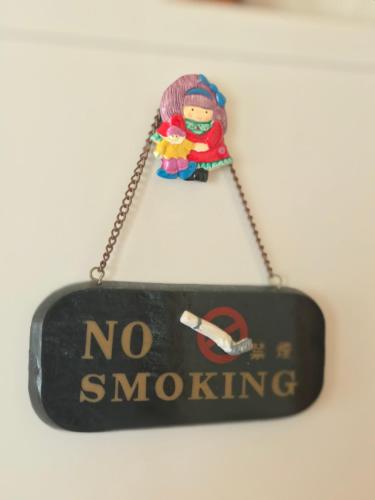 a sign that says no smoking hanging on a wall at Fureai No Yado Yasuragi in Nozawa Onsen