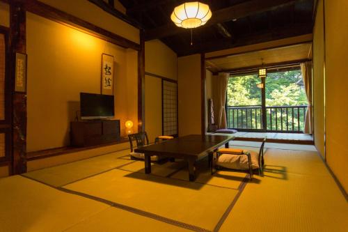 本家伴久にあるテレビまたはエンターテインメントセンター