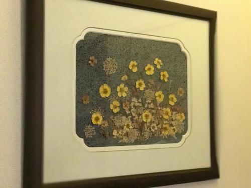 a framed picture of a bunch of flowers at Fureai No Yado Yasuragi in Nozawa Onsen