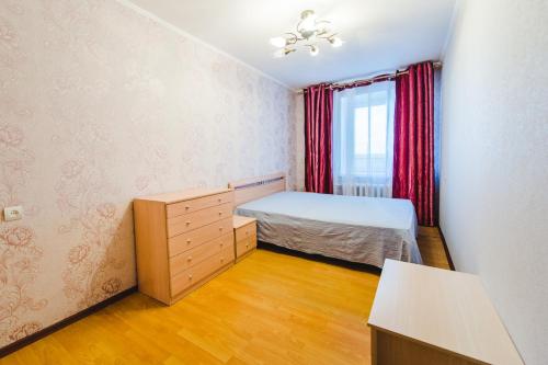 チタにあるDekabrist apartment at Babushkina 32bの小さなベッドルーム(ベッド1台、窓付)