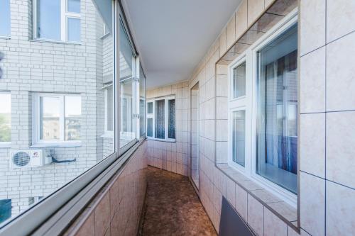 チタにあるDekabrist apartment at Babushkina 32bの窓付きのバスルームの廊下