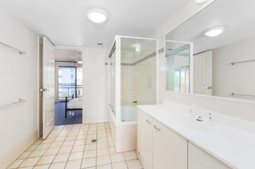 Bathroom sa Bella Mare Coolangatta Beachside Apartments