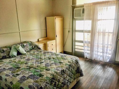 Postel nebo postele na pokoji v ubytování Royal Carrangarra Hotel