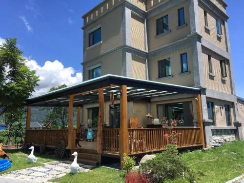 Bangunan di mana terletaknya rumah tamu ini