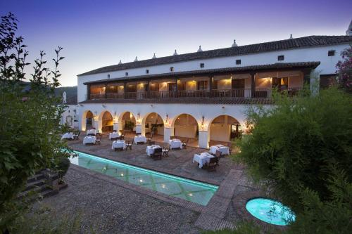 an external view of a building with a swimming pool at Parador de Guadalupe in Guadalupe