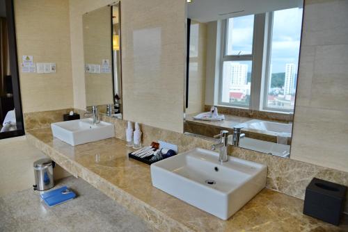 a bathroom with two sinks and a large mirror at Sai Gon Ban Me Hotel in Buon Ma Thuot