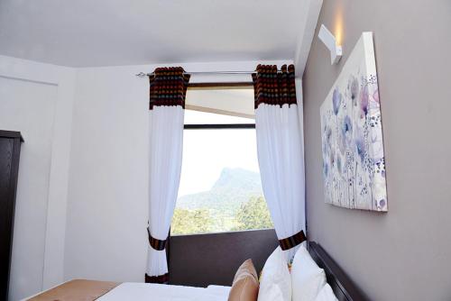 Pemandangan gunung umum atau pemandangan gunung yang diambil dari apartmen