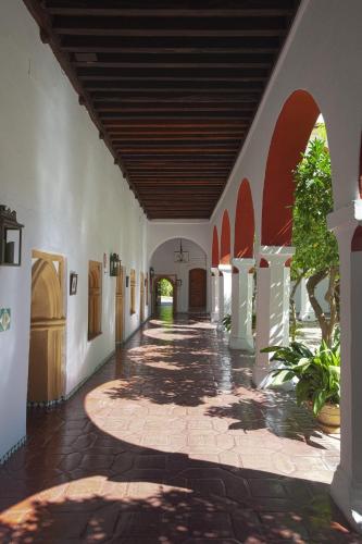 an empty hallway of a building with a ceiling at Parador de Guadalupe in Guadalupe