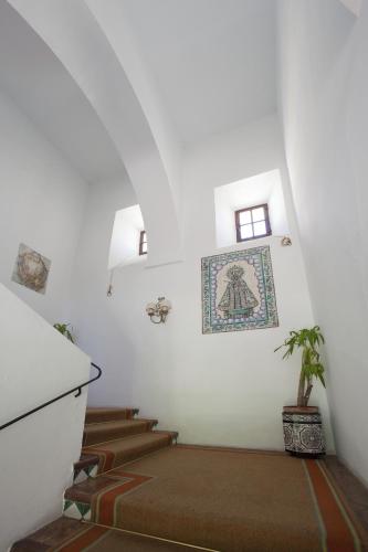 a room with stairs and a potted plant on the wall at Parador de Guadalupe in Guadalupe