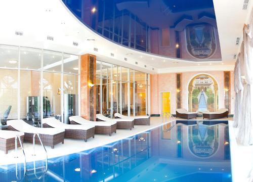 Bazén v ubytování Kainar Hotel nebo v jeho okolí