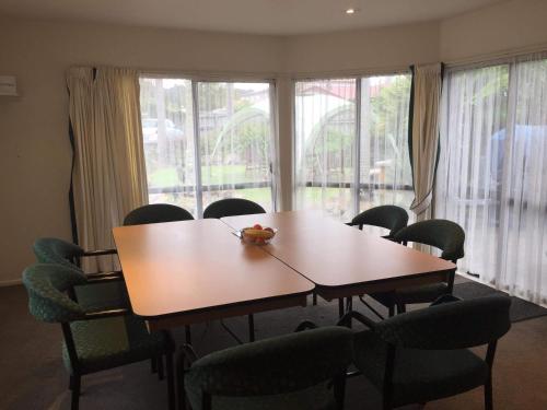 Kawasan bisnes dan/atau bilik persidangan di Cypress Court Motel