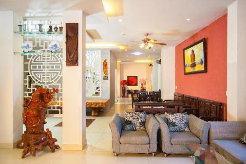 Khu vực ghế ngồi tại Golden Star Hotel