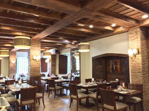 a restaurant with tables and chairs in a room at Hotel Veneto De Vigan in Vigan