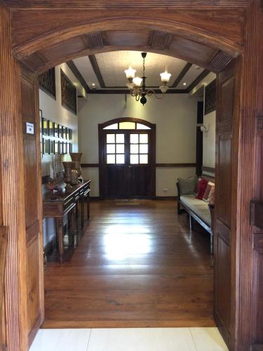 a large room with a wooden floor and a door at Hotel Veneto De Vigan in Vigan